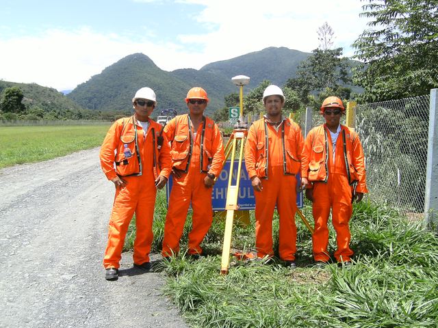 Cuadrilla en labores de medición